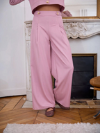 Ensemble BROCK rose composé d'une veste courte à boutons dorés et d'un pantalon fluide à pinces