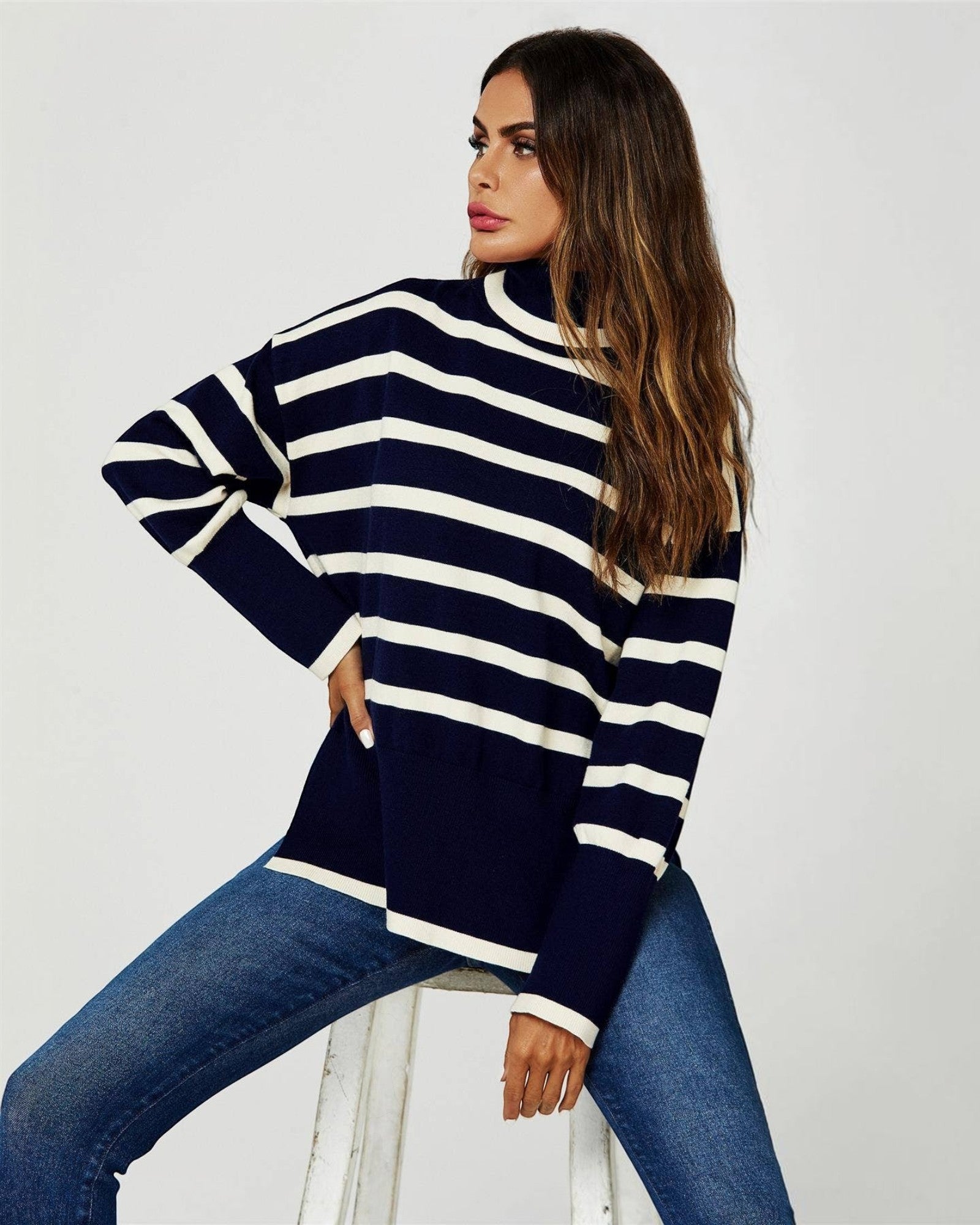 Pull à col roulé à rayures en bleu marine  FS collection