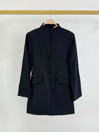 Robe noire BROCK à col montant et fermeture boutonnée, coupe structurée en polyester, style chic et raffiné
