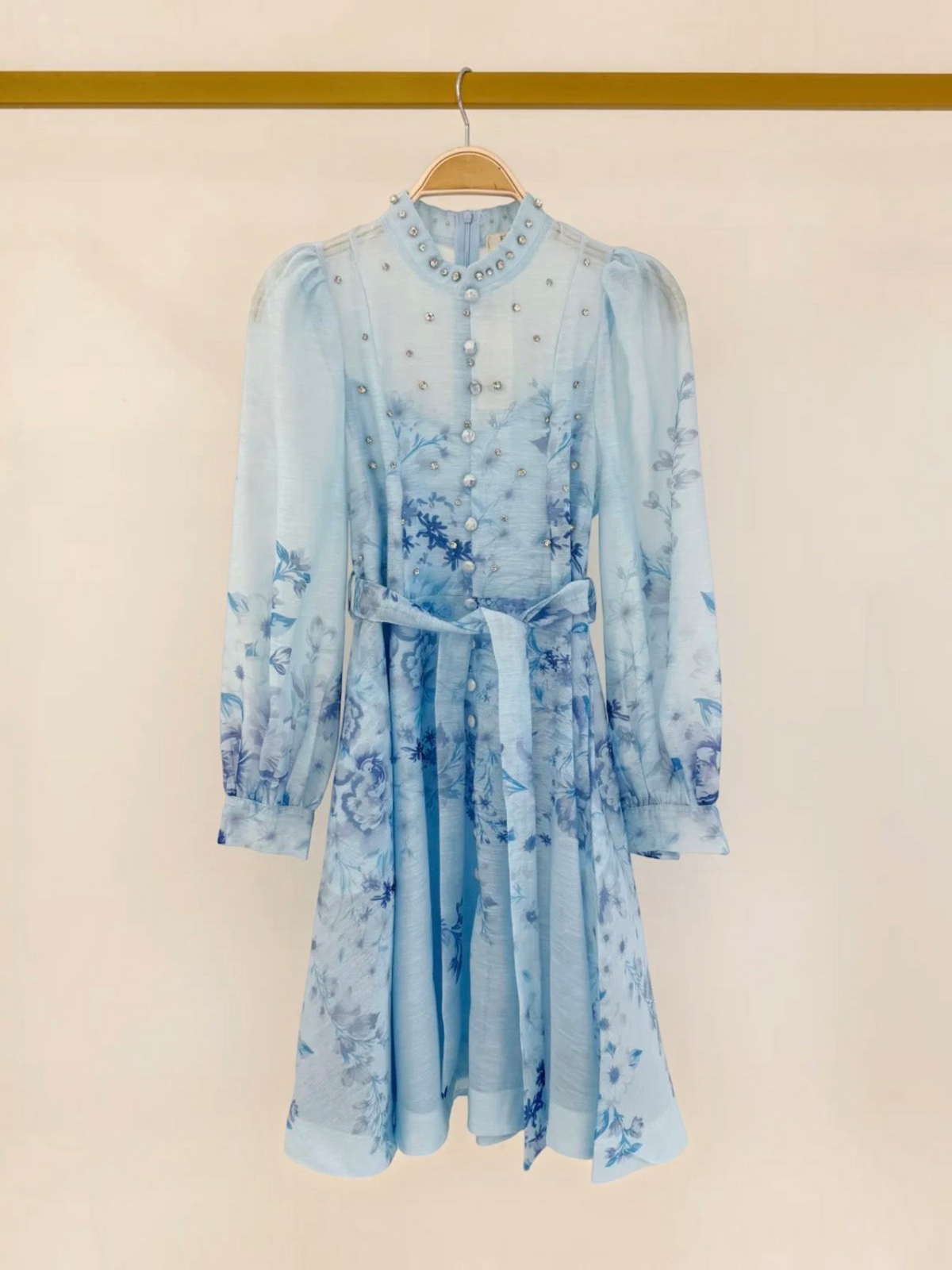 Robe BROCK FRIME bleu clair en lin et coton avec imprimé floral et détails en strass sur le col et le buste