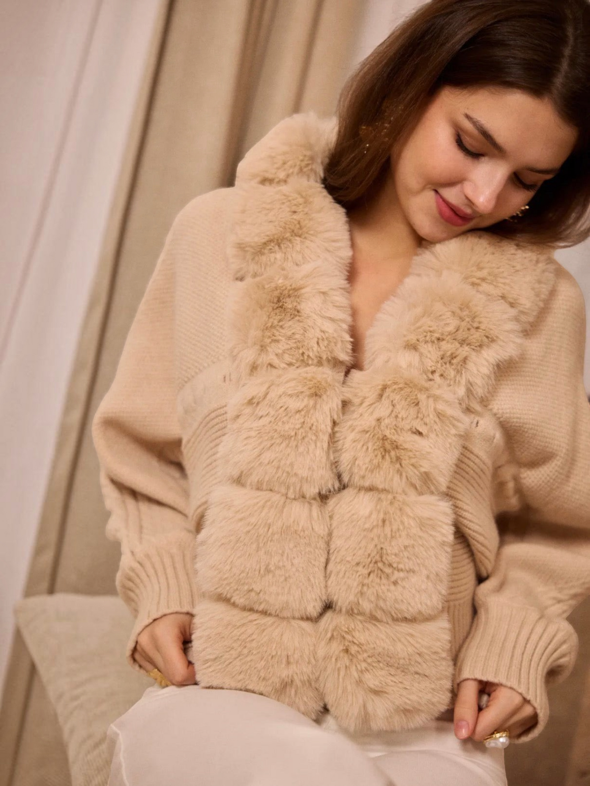 Gilet beige BROCK avec col en fourrure amovible, porté par une femme, style élégant en polyester et coton