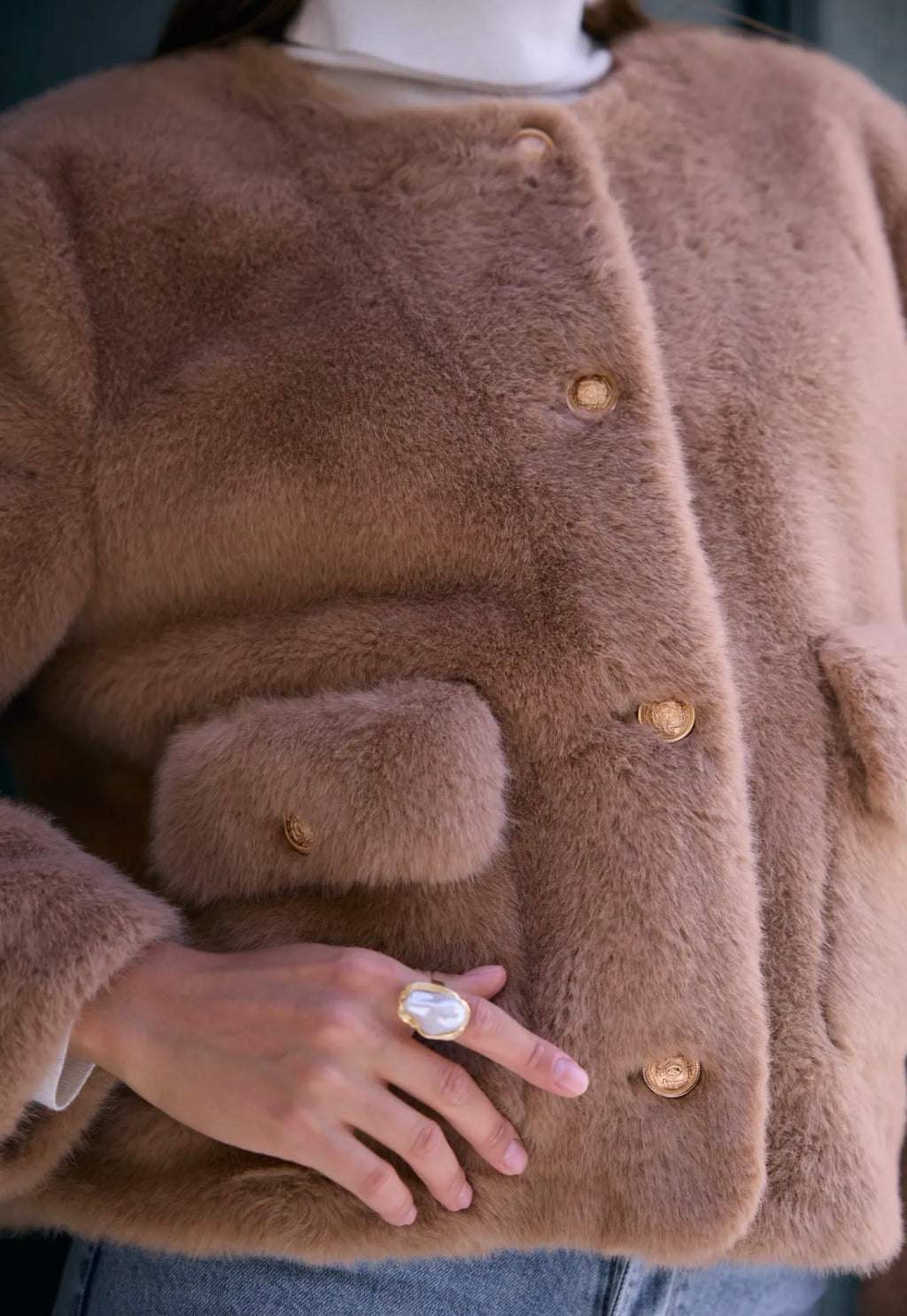 Manteau court femme en fausse fourrure à boutons dorés FRIME