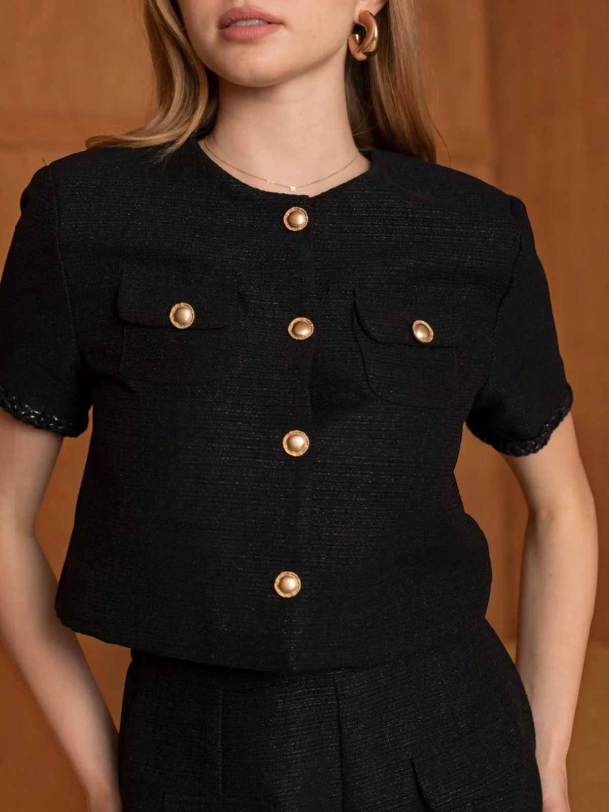 Top noir à manches courtes BROCK avec boutons dorés et poches poitrine, style élégant en mélange coton polyester