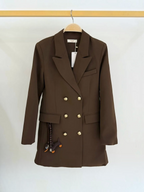 Robe blazer marron BROCK avec double boutonnage doré et poches à rabat, style élégant en polyester