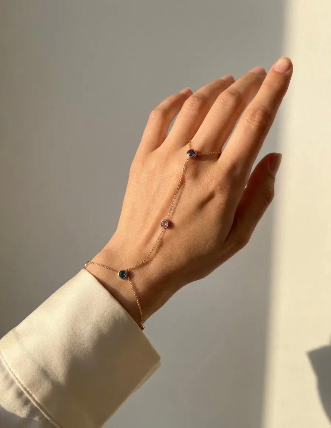 Chaîne de main cristaux multicolores Éline l'atelier