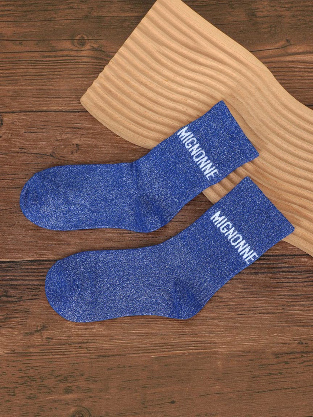 Chaussettes mi-mollet bleu scintillant BROCK avec inscription brodée MIGNONNE en tissu métallisé