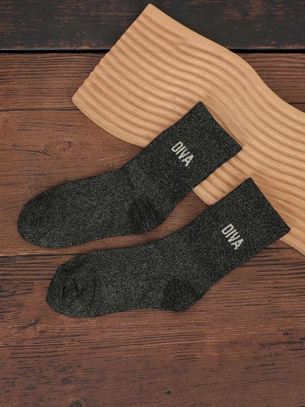 Chaussettes BROCK mi-mollet noires pailletées avec inscription brodée Diva, style festif et confortable