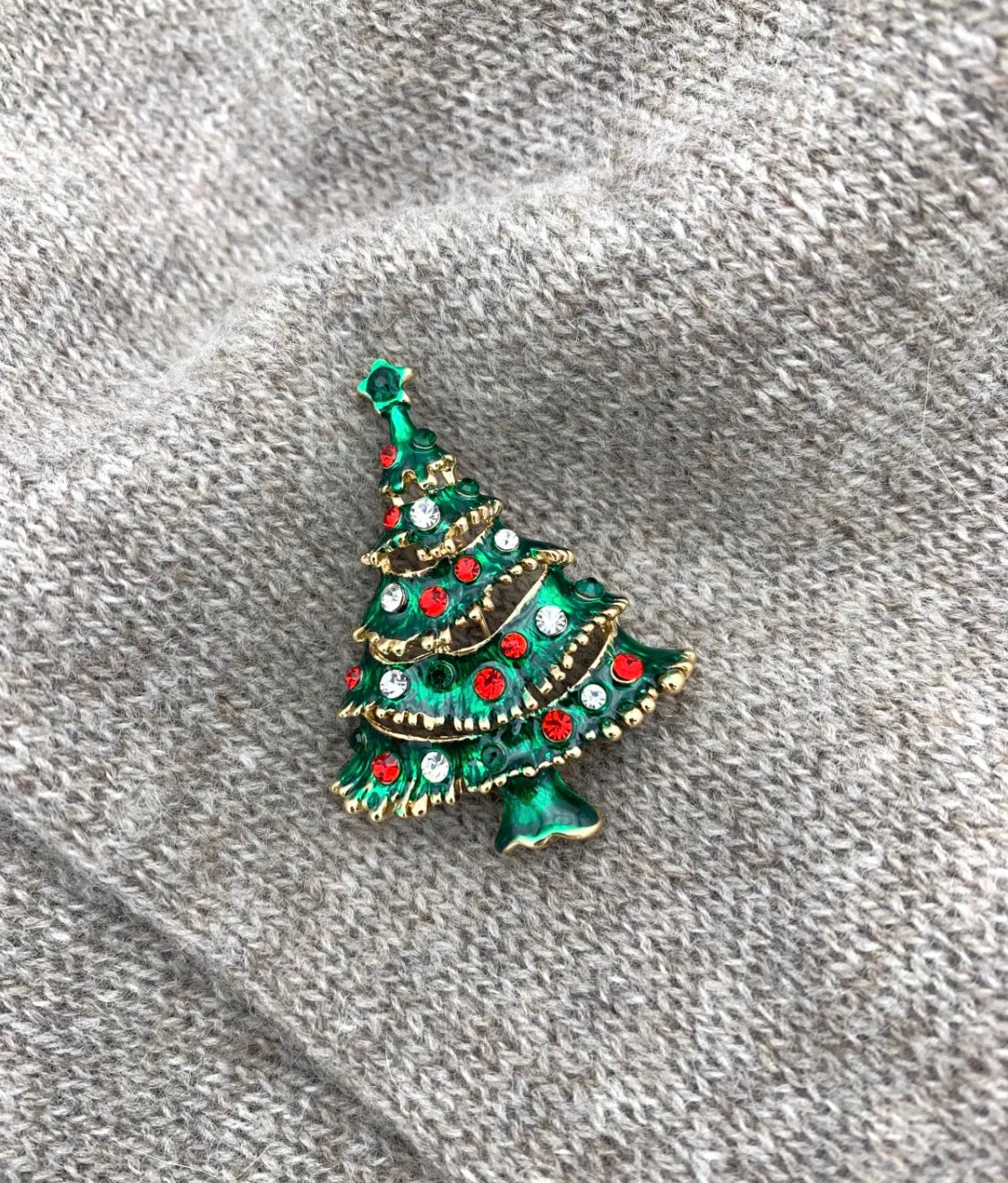 Broche sapin de Noël vert à strass ÉLINE L’ATELIER