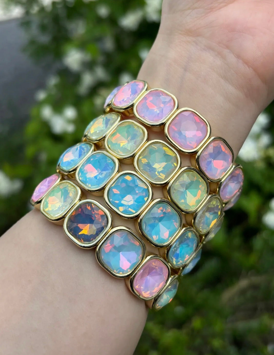 Bracelet élastique cristaux irisés multicolores monture dorée