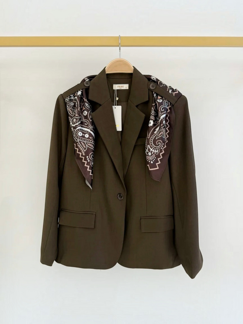Blazer marron BROCK avec foulard imprimé style bandana, confectionné en mélange de polyester et élasthanne