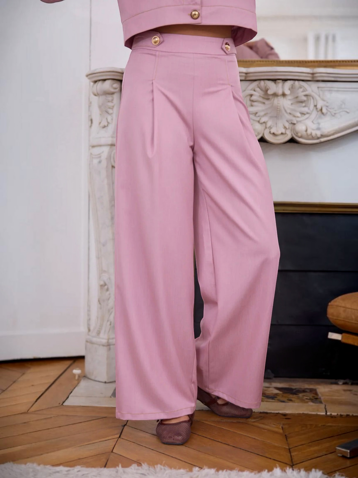Ensemble BROCK composé d'une veste courte et d'un pantalon fluide rose avec boutons dorés élégants