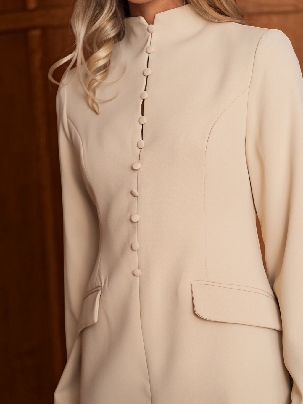 Robe BROCK FRIME beige à col montant et boutons sur le devant en polyester structuré pour un look chic