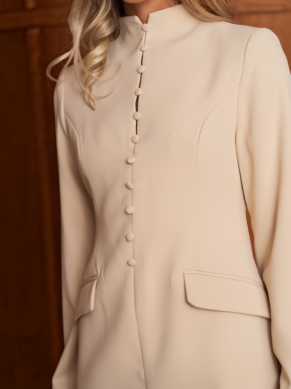 Robe BROCK FRIME beige à col montant et boutons sur le devant en polyester structuré pour un look chic