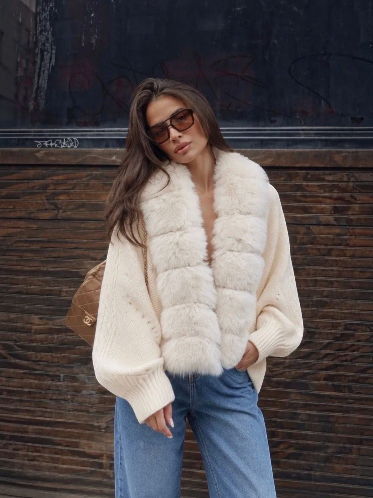 Femme portant un gilet BROCK beige en maille avec col en fourrure amovible, style élégant et décontracté