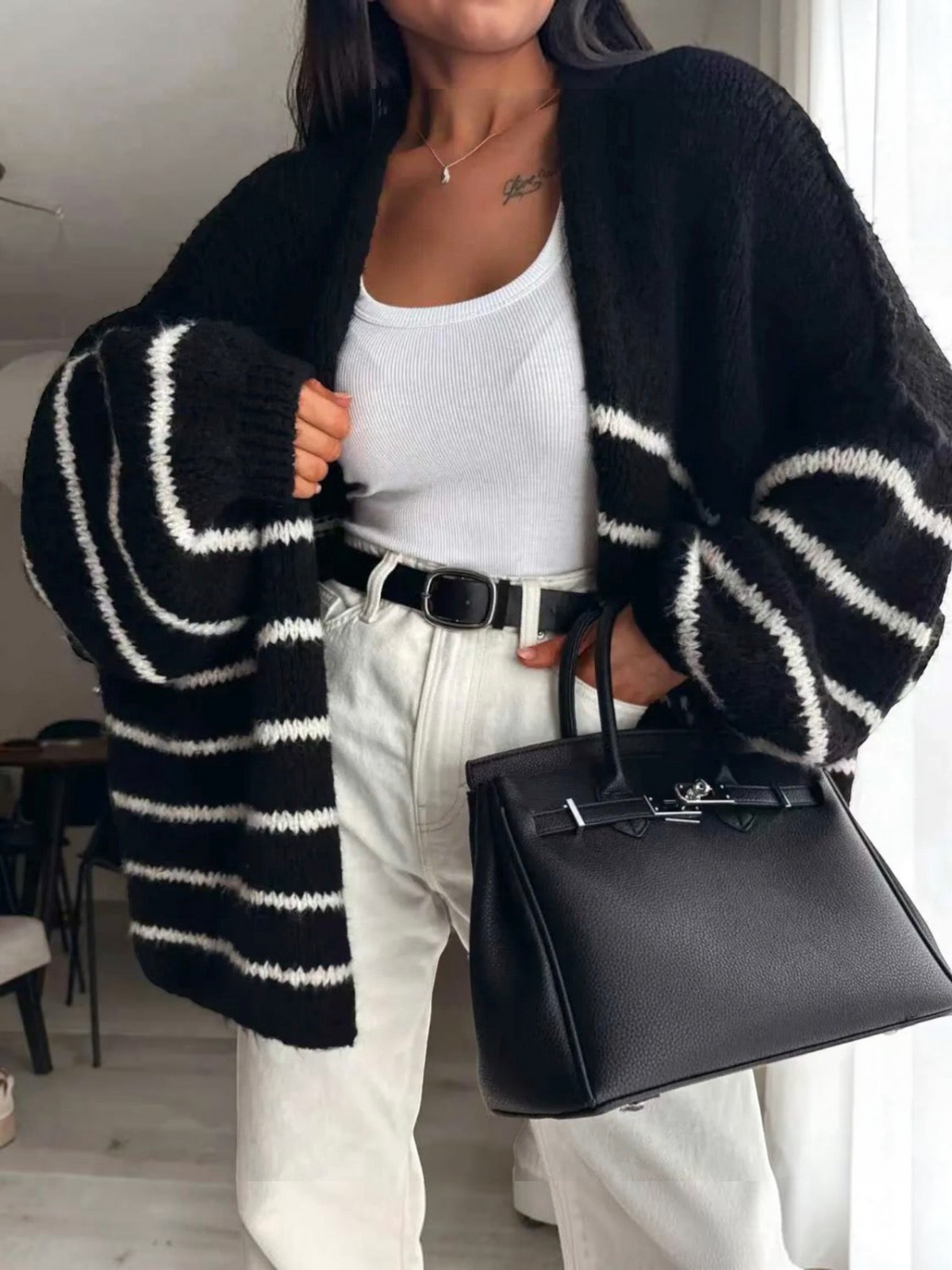 Gilet oversize BROCK en maille rayée noire et blanche avec manches larges et col en V ouvert