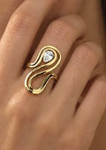 Bague ondulée dorée à zircon goutte ÉLINE L’ATELIER