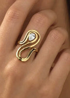 Bague ondulée dorée à zircon goutte ÉLINE L’ATELIER