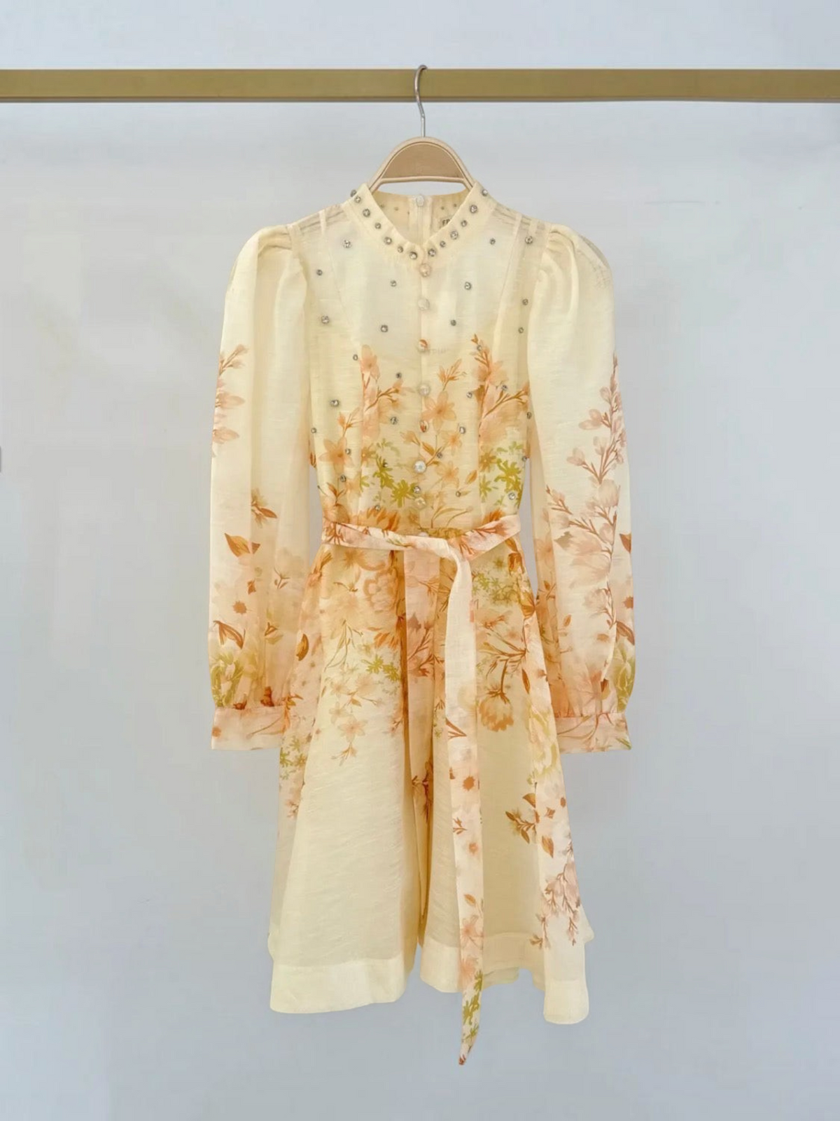 Robe BROCK FRIME jaune à imprimé floral, manches longues, détails en strass et ceinture en lin et coton