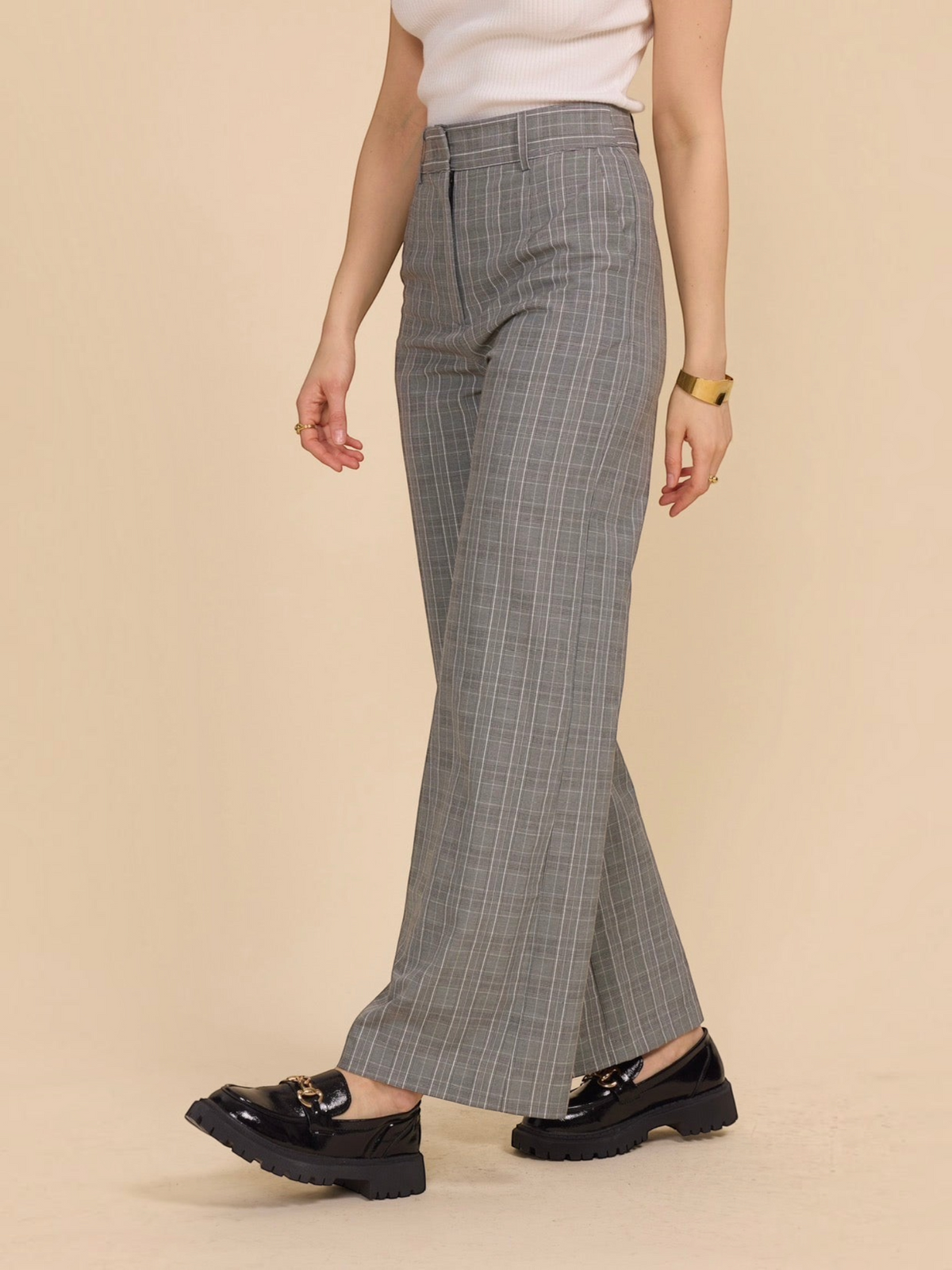 Pantalon BROCK à carreaux gris coupe droite en mélange polyester et élasthanne porté avec des mocassins noirs