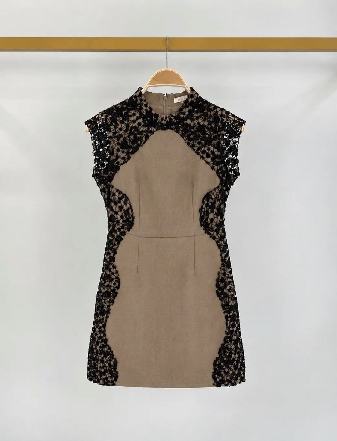 Robe courte ajustée à dentelle noire FRIME