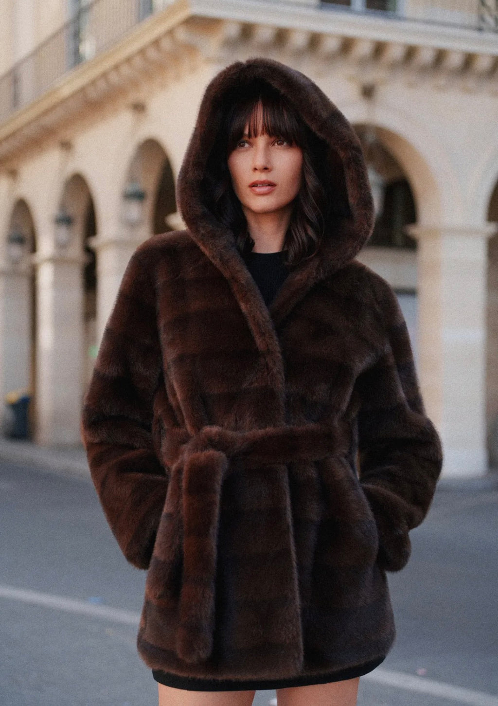 Manteau femme en fausse fourrure à capuche et ceinture FRIME
