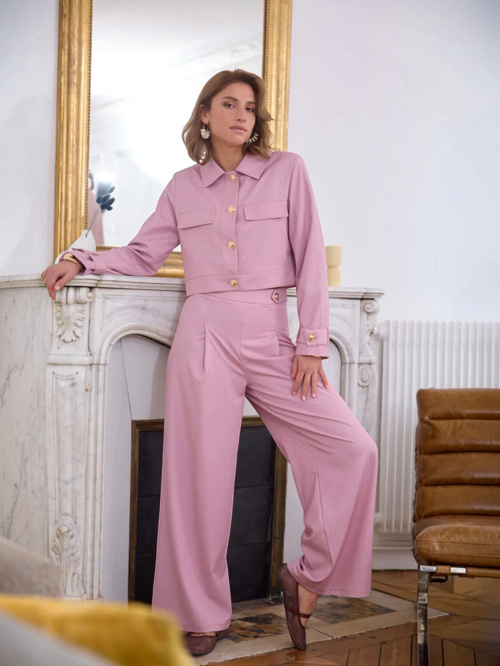 Ensemble BROCK rose poudré avec veste structurée à col chemise, pantalon fluide et boutons dorés portés par un modèle
