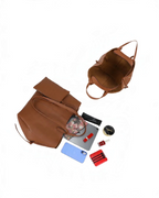 Sac à main marron BROCK GALLANTRY en polyuréthane grainé avec pochette assortie et accessoires disposés à côté