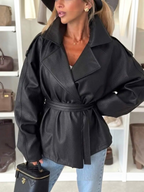 Veste BROCK en simili cuir noir avec ceinture, coupe structurée et col large pour un style rock chic
