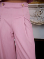 Pantalon fluide rose BROCK avec taille haute, pinces et boutons dorés décoratifs sur les hanches