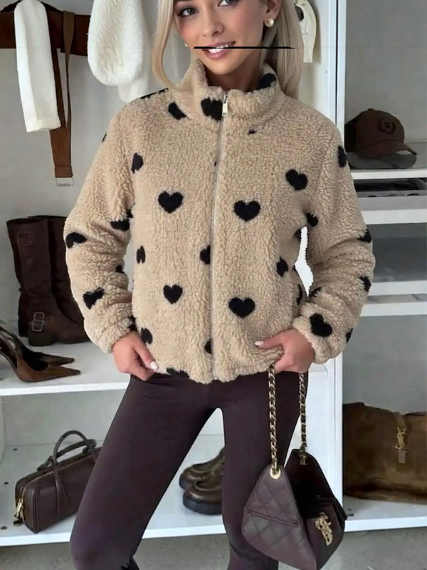 Veste polaire BROCK en sherpa beige camel avec imprimé cœurs noirs, coupe oversize et col montant zippé.
