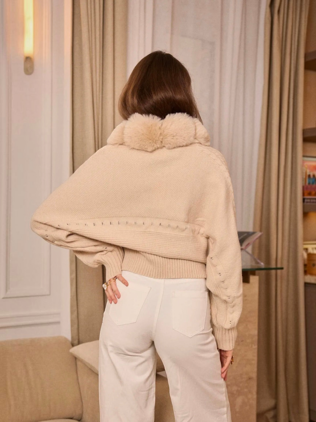 Gilet BROCK FRIME beige en maille avec col en fourrure amovible porté de dos par une femme