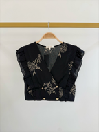 Top court noir BROCK FRIME en coton avec imprimé floral, col en V, boutons dorés et détails à volants sur les épaules