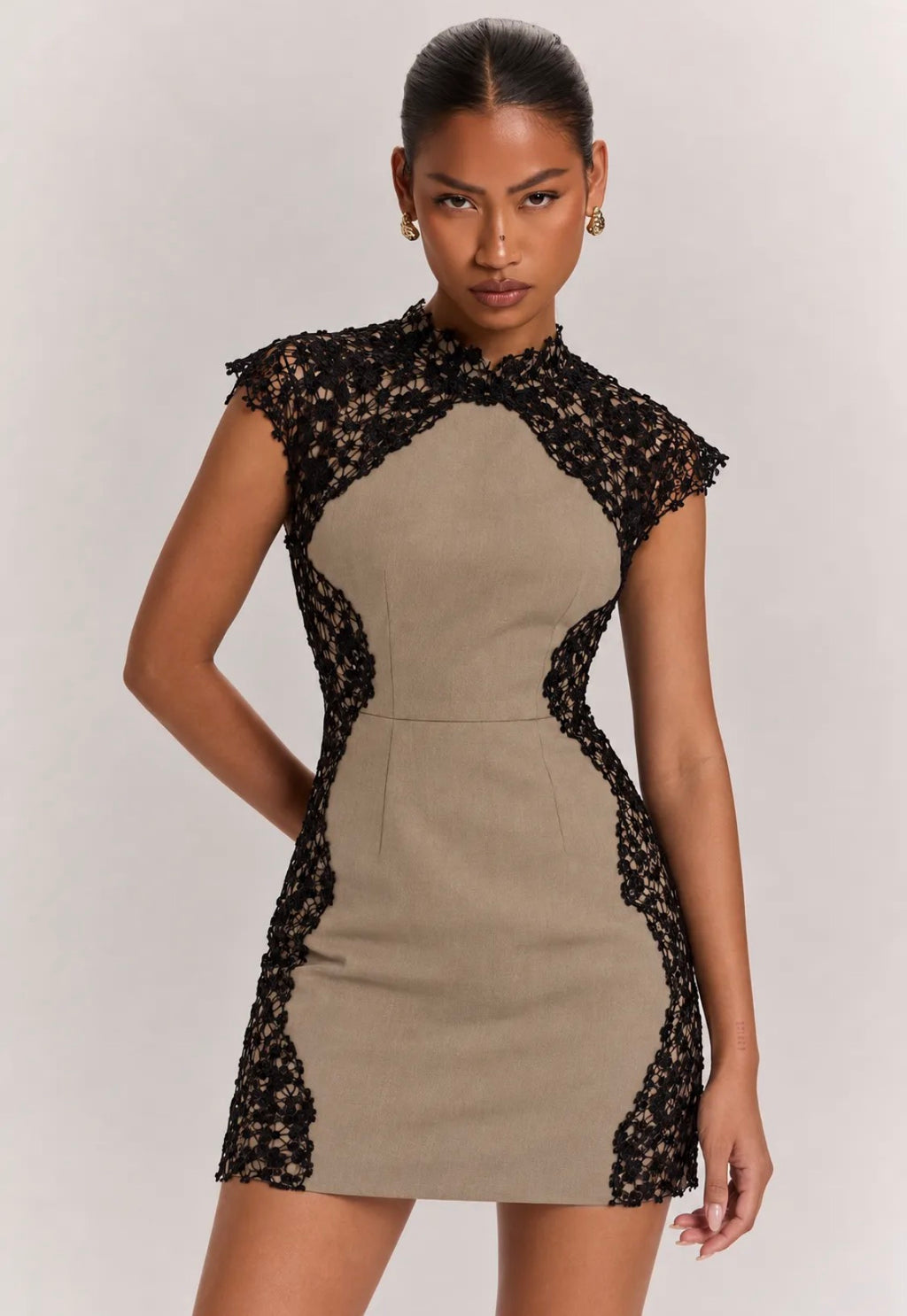 Robe courte ajustée à dentelle noire FRIME