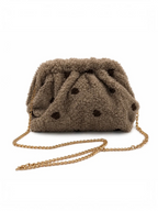 Pochette BROCK GALLANTRY en moumoute beige à pois marron avec chaîne dorée, style cosy et tendance