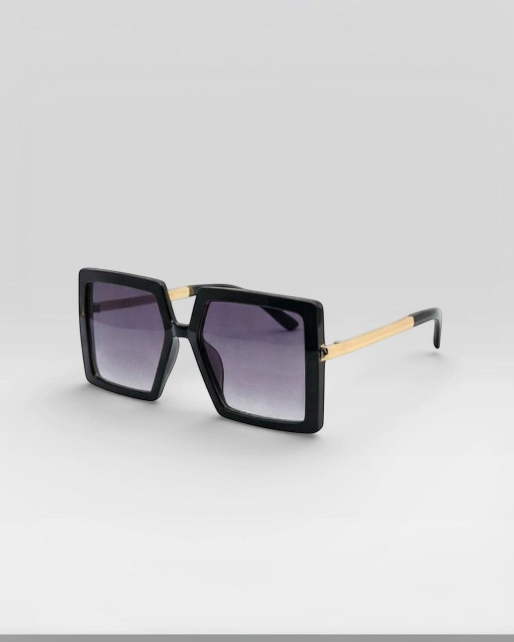 Lunettes de soleil ÉLINE L'ATELIER

Ces lunettes de soleil allient style et protection pour un look tendance en toutes circonstances. Leur design moderne s'adapte à toutes les formes de visage tout en offrant un confort optimal.