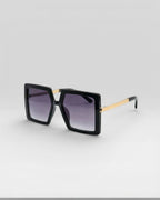 Lunettes de soleil ÉLINE L'ATELIER

Ces lunettes de soleil allient style et protection pour un look tendance en toutes circonstances. Leur design moderne s'adapte à toutes les formes de visage tout en offrant un confort optimal.