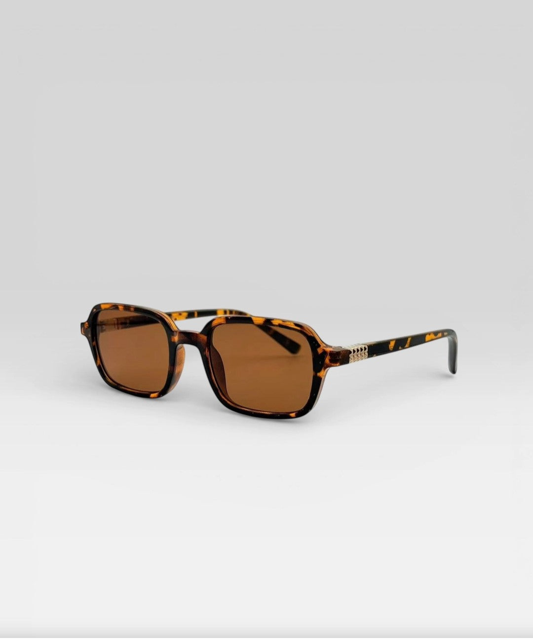 Lunettes de soleil ÉLINE L'ATELIER

Ces lunettes de soleil allient style et protection pour un look tendance en toutes circonstances. Leur design moderne s'adapte à toutes les formes de visage tout en offrant un confort optima