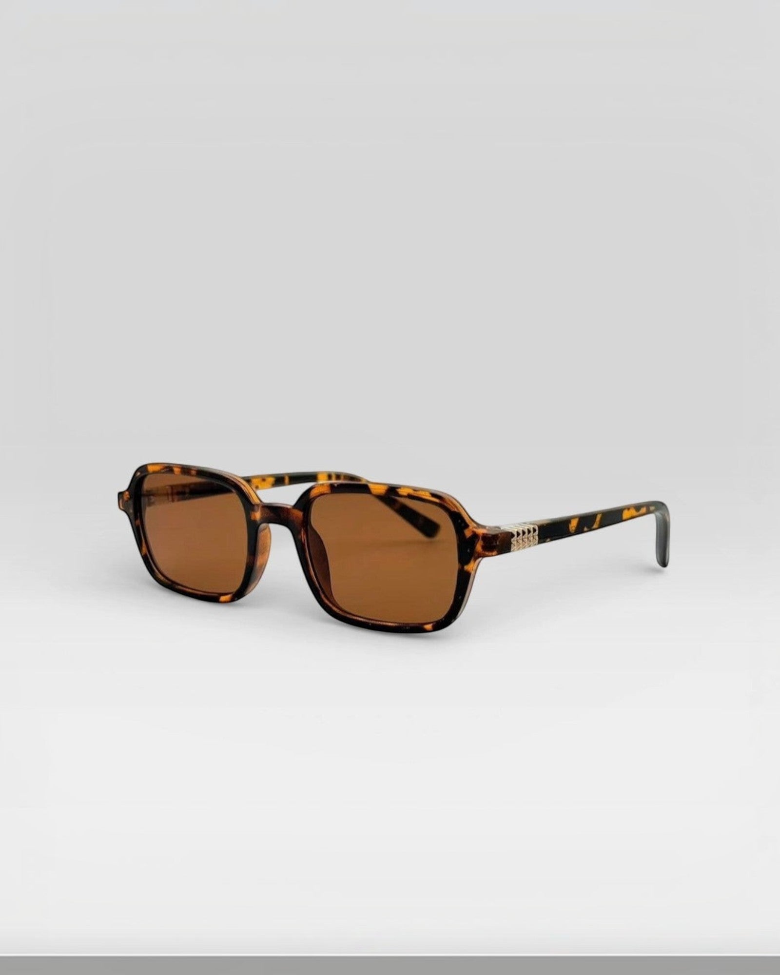 Lunettes de soleil ÉLINE L'ATELIER

Ces lunettes de soleil allient style et protection pour un look tendance en toutes circonstances. Leur design moderne s'adapte à toutes les formes de visage tout en offrant un confort optima