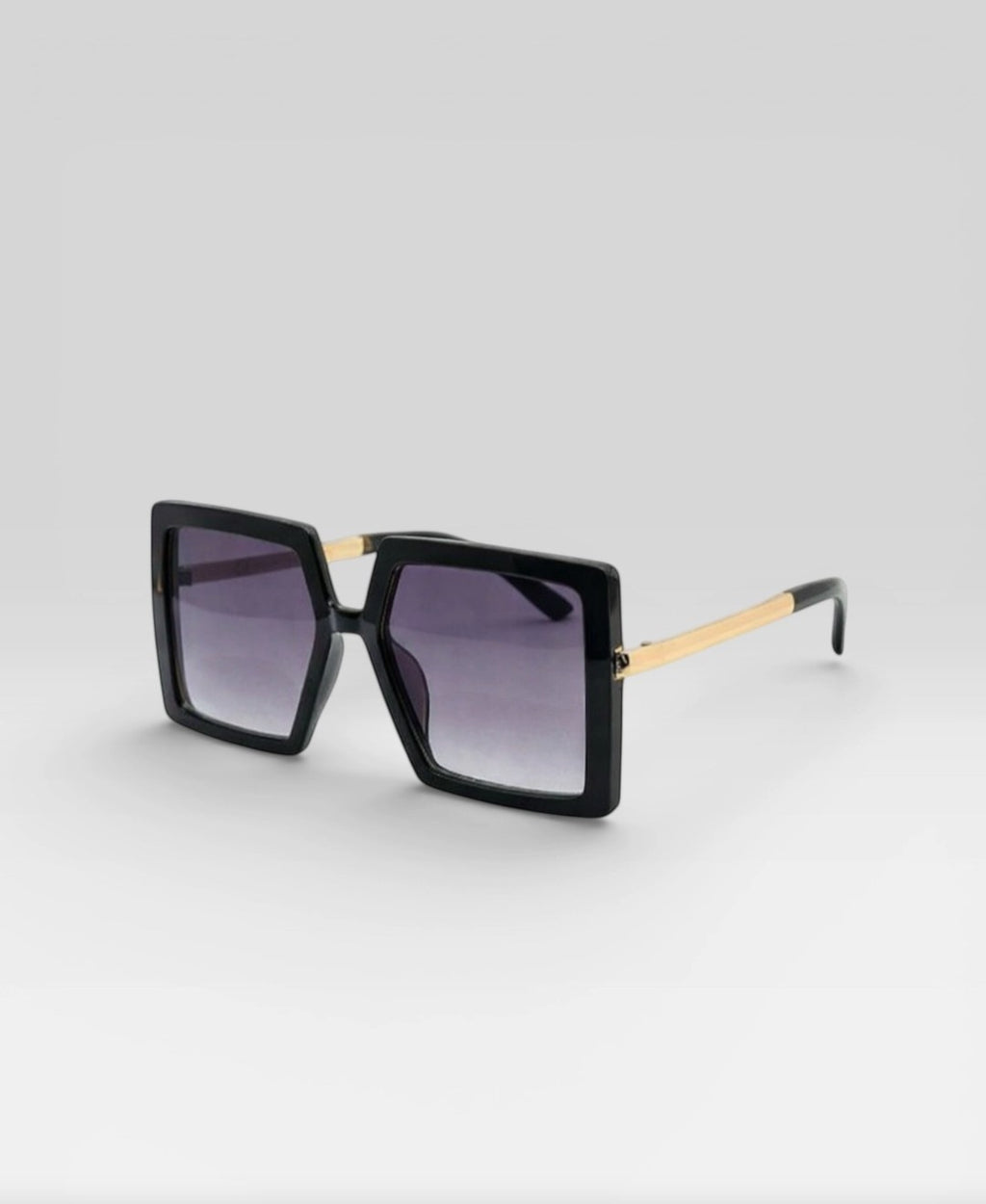 Lunettes de soleil ÉLINE L'ATELIER

Ces lunettes de soleil allient style et protection pour un look tendance en toutes circonstances. Leur design moderne s'adapte à toutes les formes de visage tout en offrant un confort optimal.