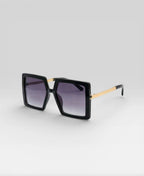 Lunettes de soleil ÉLINE L'ATELIER

Ces lunettes de soleil allient style et protection pour un look tendance en toutes circonstances. Leur design moderne s'adapte à toutes les formes de visage tout en offrant un confort optimal.