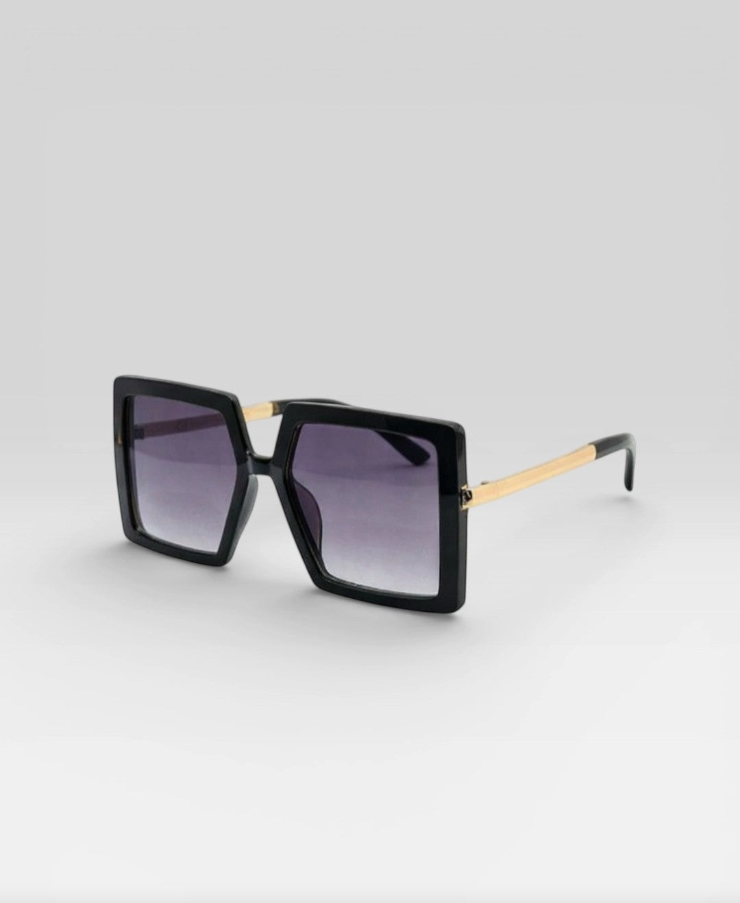 Lunettes de soleil ÉLINE L'ATELIER

Ces lunettes de soleil allient style et protection pour un look tendance en toutes circonstances. Leur design moderne s'adapte à toutes les formes de visage tout en offrant un confort optimal.