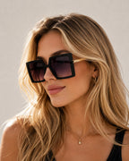 Lunettes de soleil ÉLINE L'ATELIER

Ces lunettes de soleil allient style et protection pour un look tendance en toutes circonstances. Leur design moderne s'adapte à toutes les formes de visage tout en offrant un confort optimal.