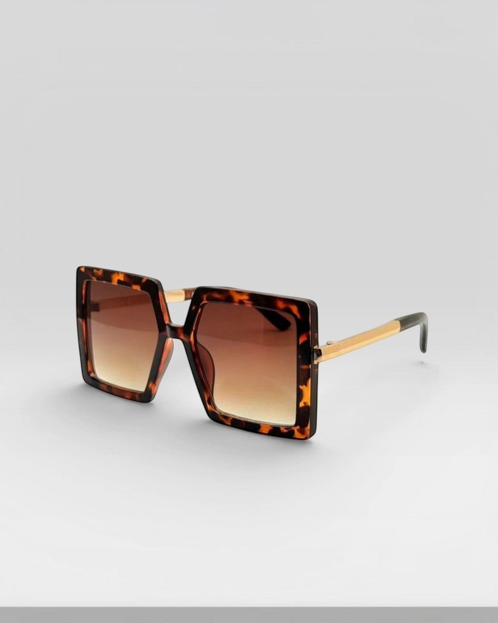 Lunettes de soleil ÉLINE L'ATELIER

Ces lunettes de soleil allient style et protection pour un look tendance en toutes circonstances. Leur design moderne s'adapte à toutes les formes de visage tout en offrant un confort optimal.