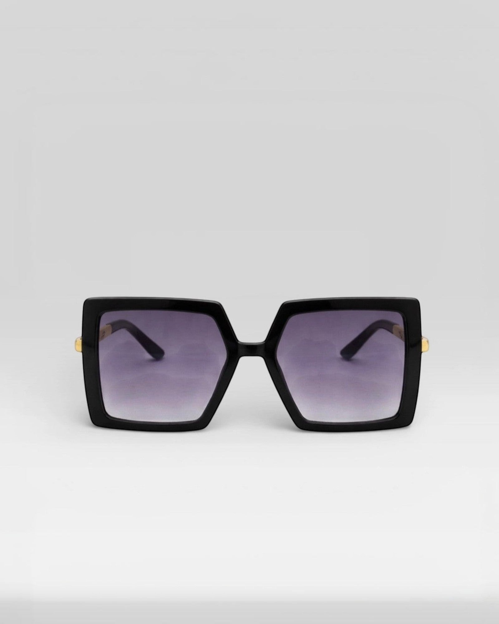 Lunettes de soleil ÉLINE L'ATELIER

Ces lunettes de soleil allient style et protection pour un look tendance en toutes circonstances. Leur design moderne s'adapte à toutes les formes de visage tout en offrant un confort optimal.