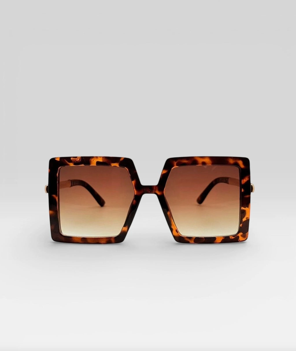 Lunettes de soleil ÉLINE L'ATELIER

Ces lunettes de soleil allient style et protection pour un look tendance en toutes circonstances. Leur design moderne s'adapte à toutes les formes de visage tout en offrant un confort optimal.