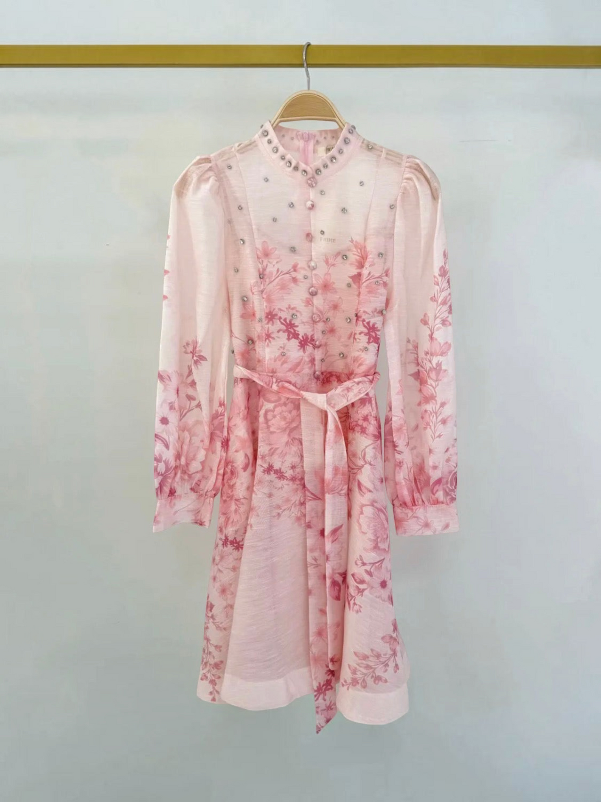 Robe BROCK imprimée rose en lin et coton avec strass, col montant et ceinture à nouer, style féminin et élégant