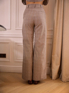 Vue arrière du pantalon BROCK marron à carreaux, coupe large et taille haute en mélange polyester et élasthanne.