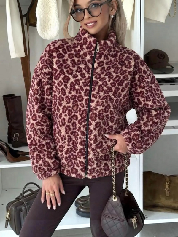 Veste polaire BROCK à imprimé léopard bordeaux et beige avec fermeture éclair, portée par une femme.