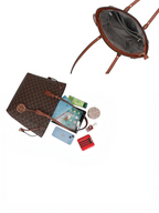 Sac cabas BROCK GALLANTRY à motif damier brun, anses cognac, intérieur spacieux et pendentif logo G doré.