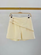 Short taille haute jaune BROCK en polyester avec détails de boutons dorés décoratifs sur le côté
